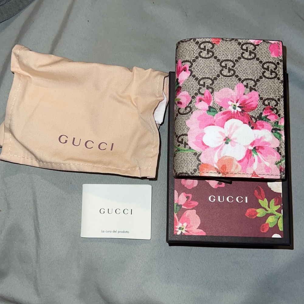 BRAND NEW Gucci floral wallet